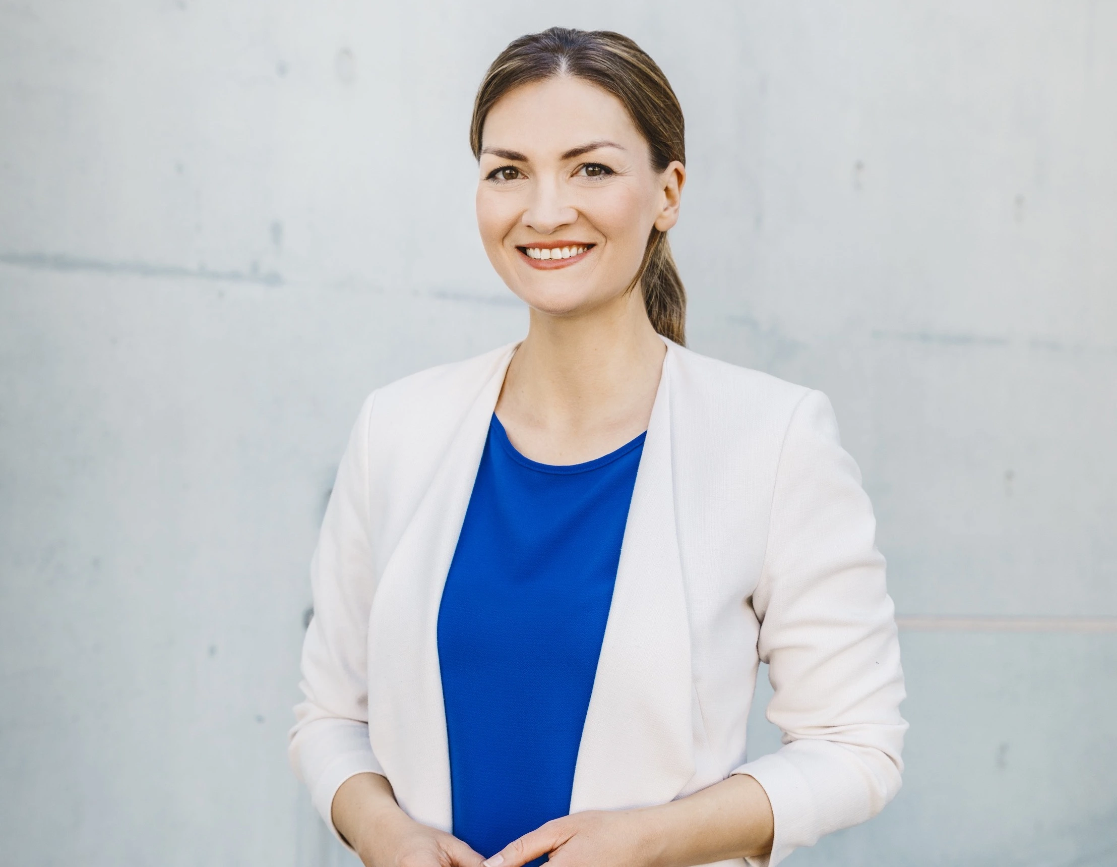 Halbkörperporträt von Frau Staatsminsiterin für Digitales Judith Gerlach